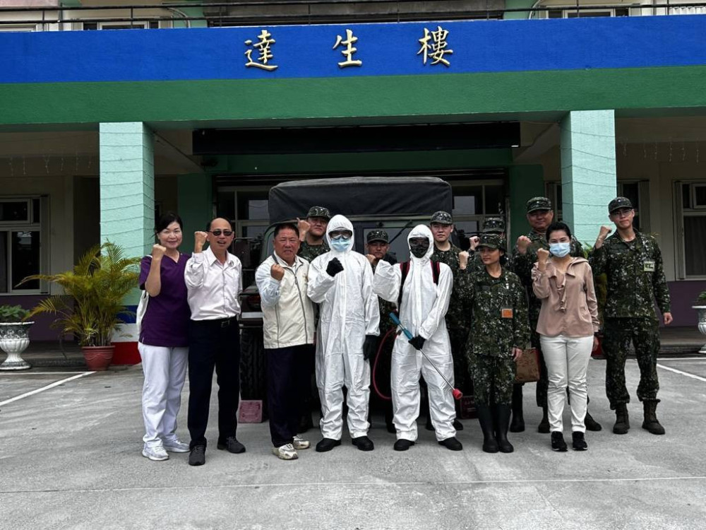 花防部派出國軍化學兵助花蓮榮家環境消毒