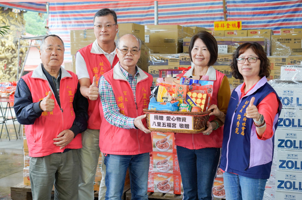 八里五福宮匯聚民間信仰力　捐贈935箱民生物資、救護車及AED貼片