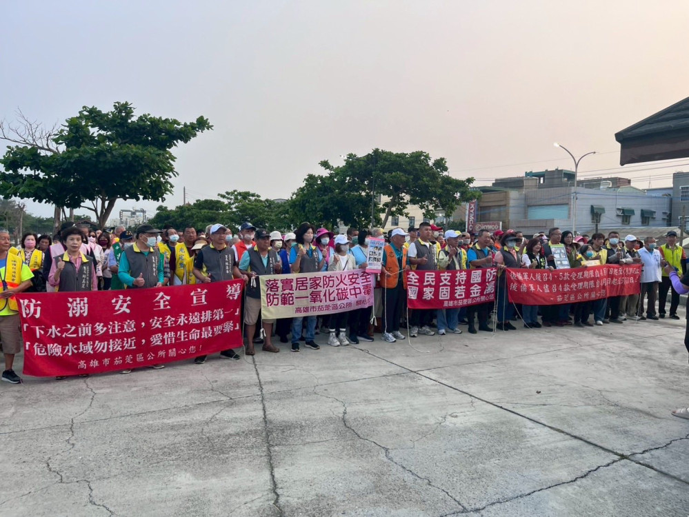 茄萣海岸大變身！賴美娥區長領軍 15里里民、志工淨灘行動 守護海洋環境