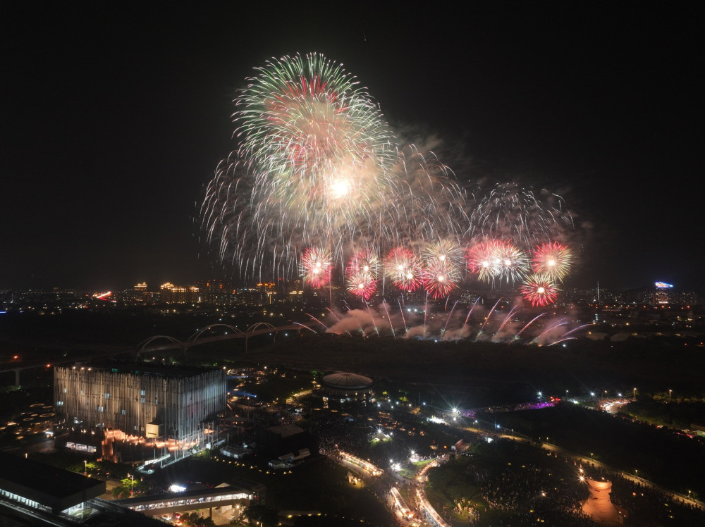 週末揪團看煙火！新美館一周年大秀，宇宙人、畢書盡開唱 再加碼 300 架無人機展演！
