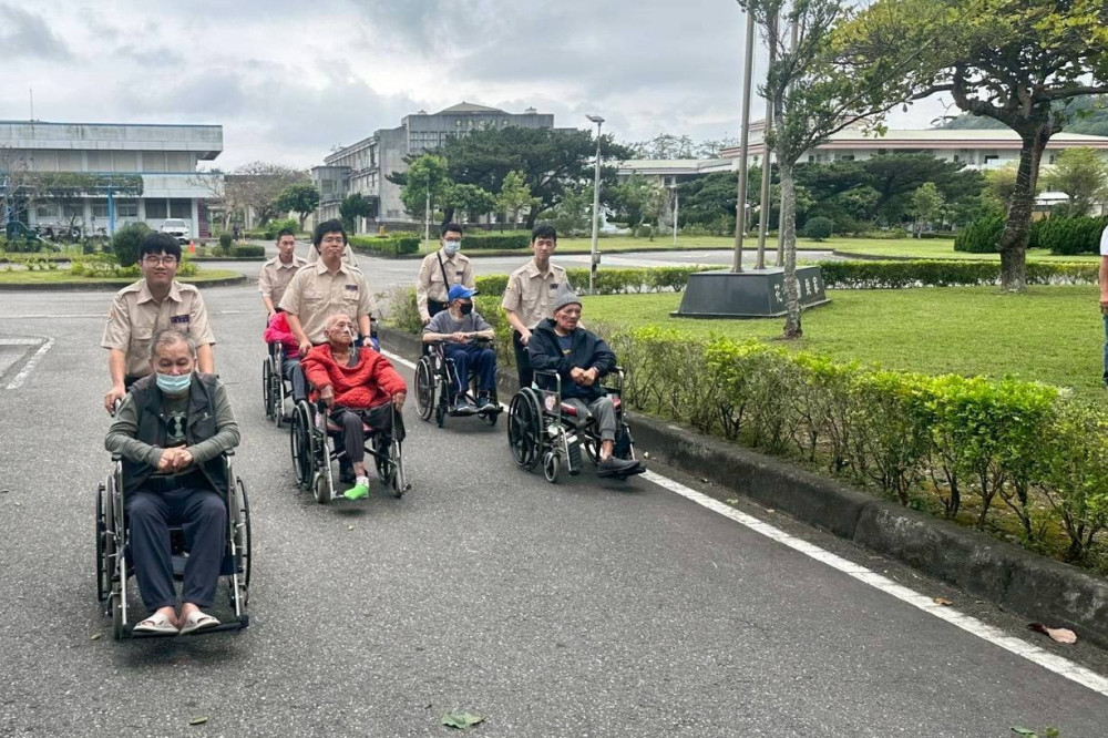 花蓮榮家啟動陽光計畫 長輩高歌《夜來香》展笑顏