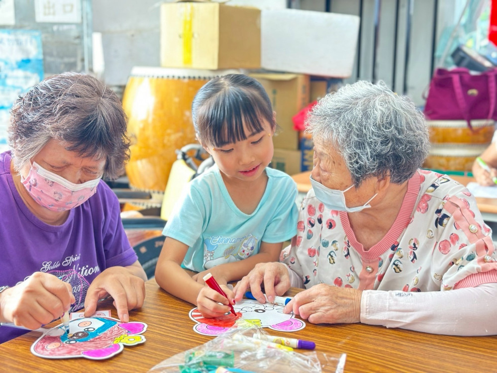 全國最多！中市文康車深入社區20年 就近提供長輩多元樂齡生活