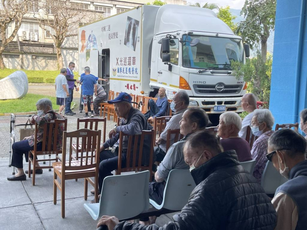 鳳林榮院×國軍花蓮總醫院行動醫療車進駐花蓮榮家守護長者健康