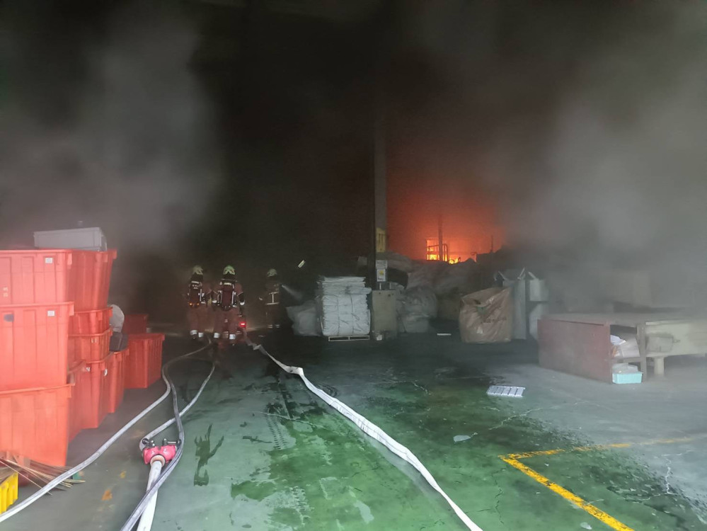竹市香山區回收場火警搶救中　高虹安市長第一時間到場指示全力防護
