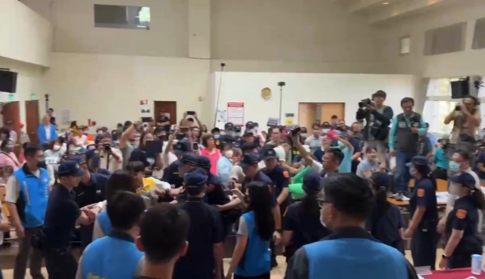 夾縫中維安 南投警依法圈圍柔性阻擋暴力衝撞