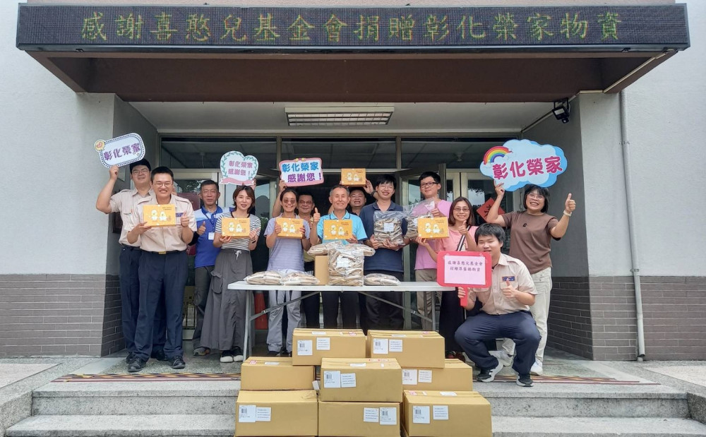 喜憨兒基金會捐贈彰化榮家厚蛋捲 溫馨關懷住民長輩