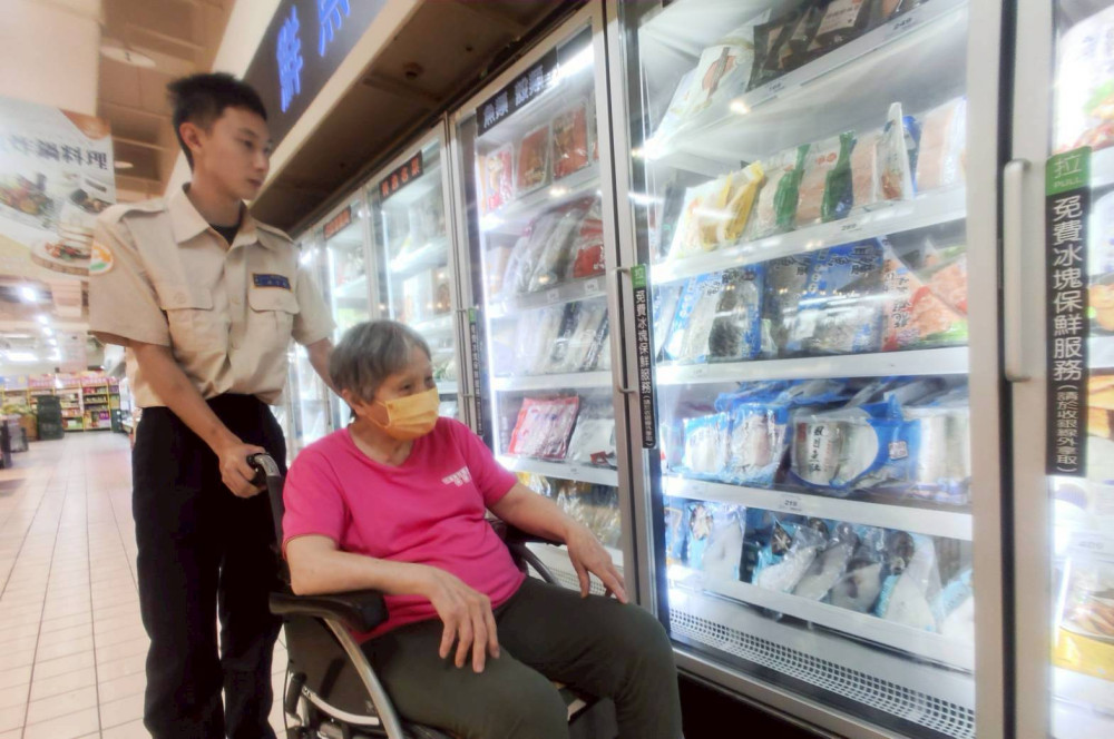 家樂福購GO樂 花蓮榮家山青日照歡慶母親節