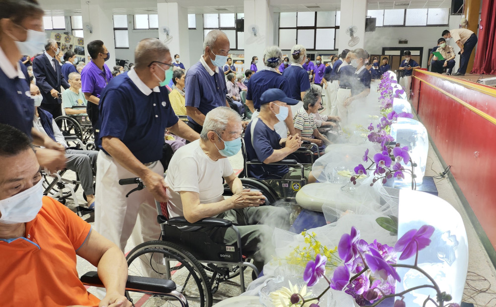 彰化榮家受邀慈濟浴佛大典 祈福陪伴長者三節合一法喜平安