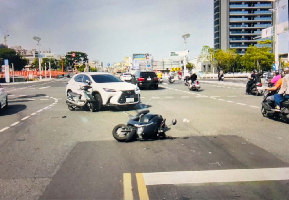 自小客疑違規右轉釀事故   前鎮警趕抵疏導護交安