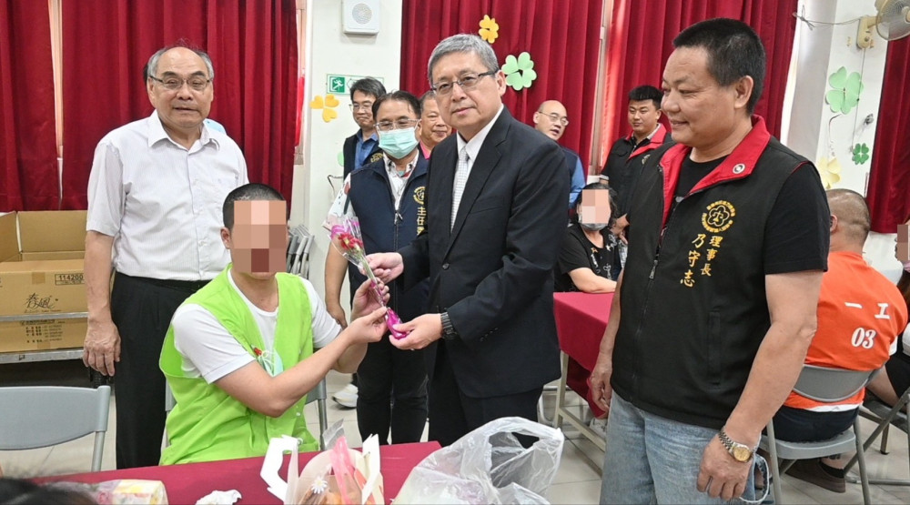攜手重建新生  南投地檢結合保護團體慰問更生家庭