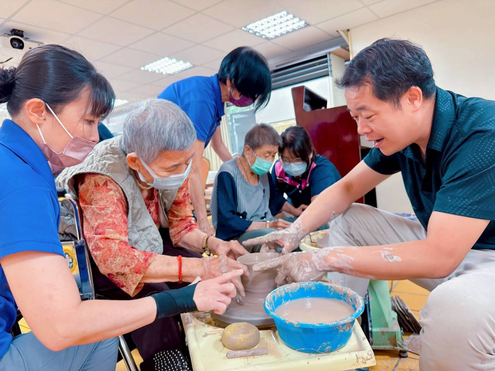 佳里榮家失智專區藝術創作！劍獅陶作喚醒長輩記憶笑容 