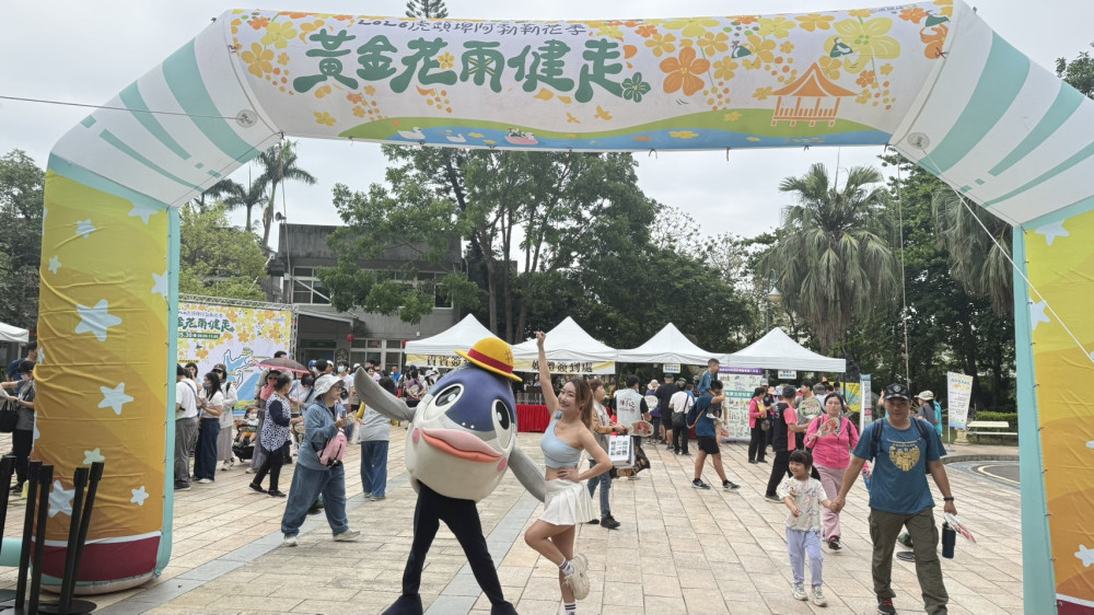 虎頭埤阿勃勒花季登場　千人健走漫遊黃金花雨