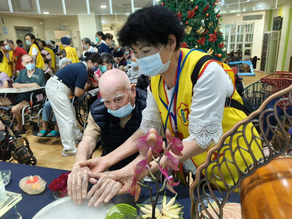 臺南榮家浴佛祈福 住民交織感恩溫馨祥和
