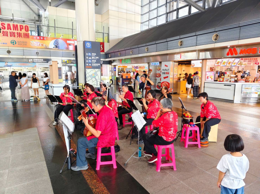 黑眼圈國樂團快閃高鐵台南站　絲竹樂音驚艷旅客