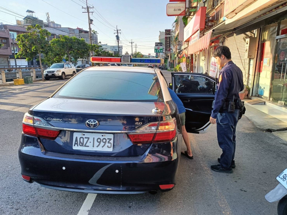 擔心手機停話失聯　湖內暖警親送繳費再護返家
