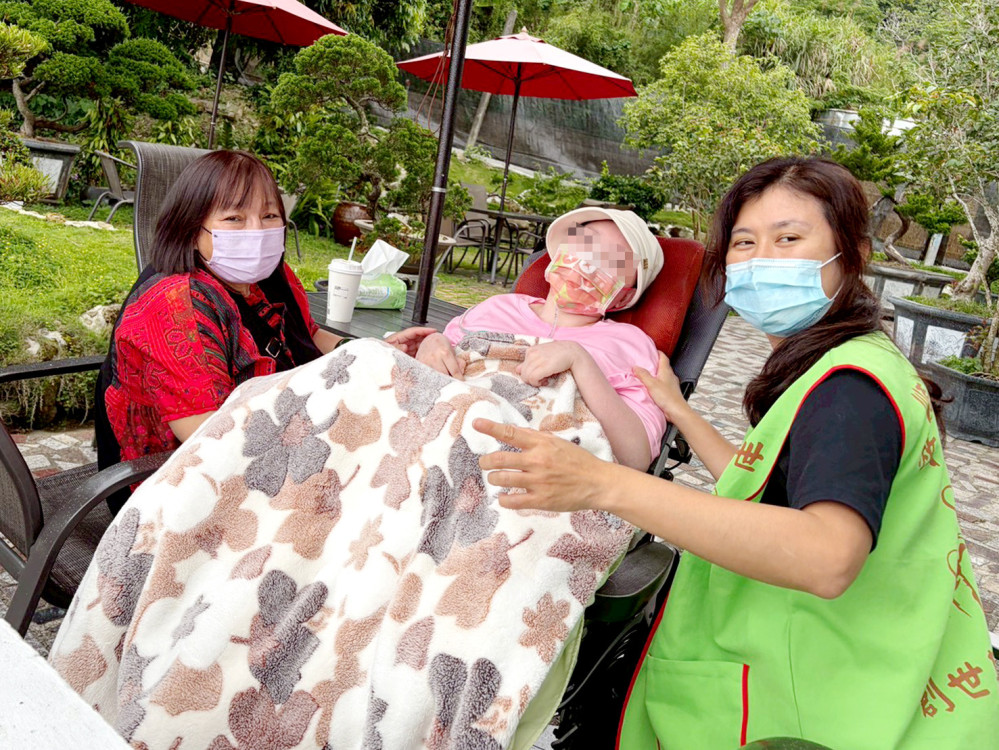 創世基金會助植物人母女溫馨相聚 母親節前夕傳遞愛與希望