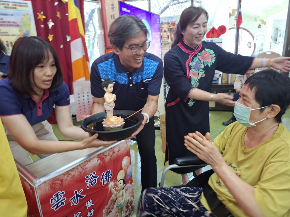 佳里榮家浴佛祈福 佛光山福國寺雲水浴佛同霑法喜