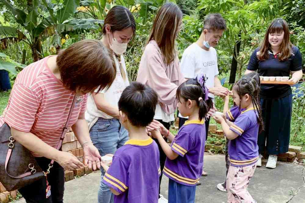 萌娃奉茶謝母恩　芎林鄉立幼兒園母親節親子捏陶傳遞感恩及祝福