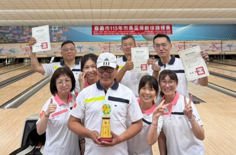 中榮嘉院勇奪嘉義市長盃冠軍！保齡球社展默契 
