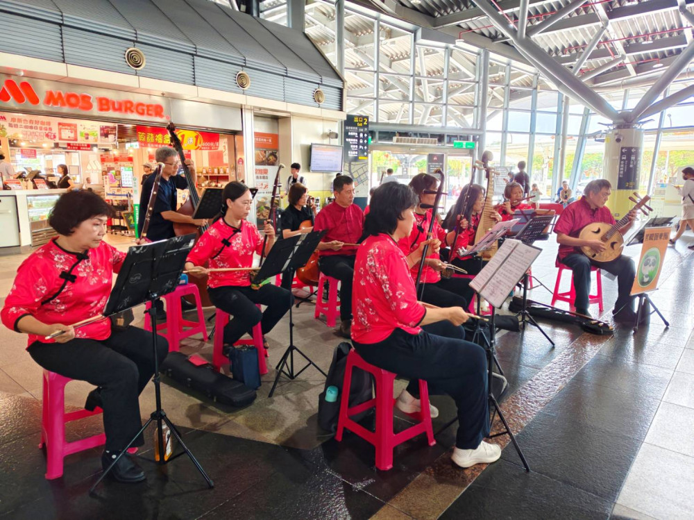 黑眼圈國樂團快閃高鐵台南站　絲竹樂音驚艷旅客