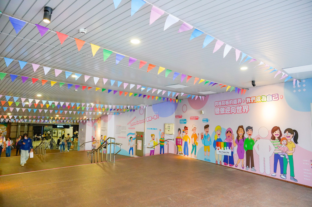 新北同志驕傲月以彩虹妝點城市：「驕傲同行」特展5/17~6/21市民廣場往板橋車站登場