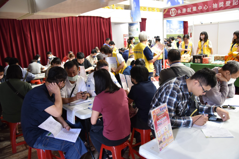 勞動部永康徵才 釋逾2300職缺 最高月薪10萬搶人