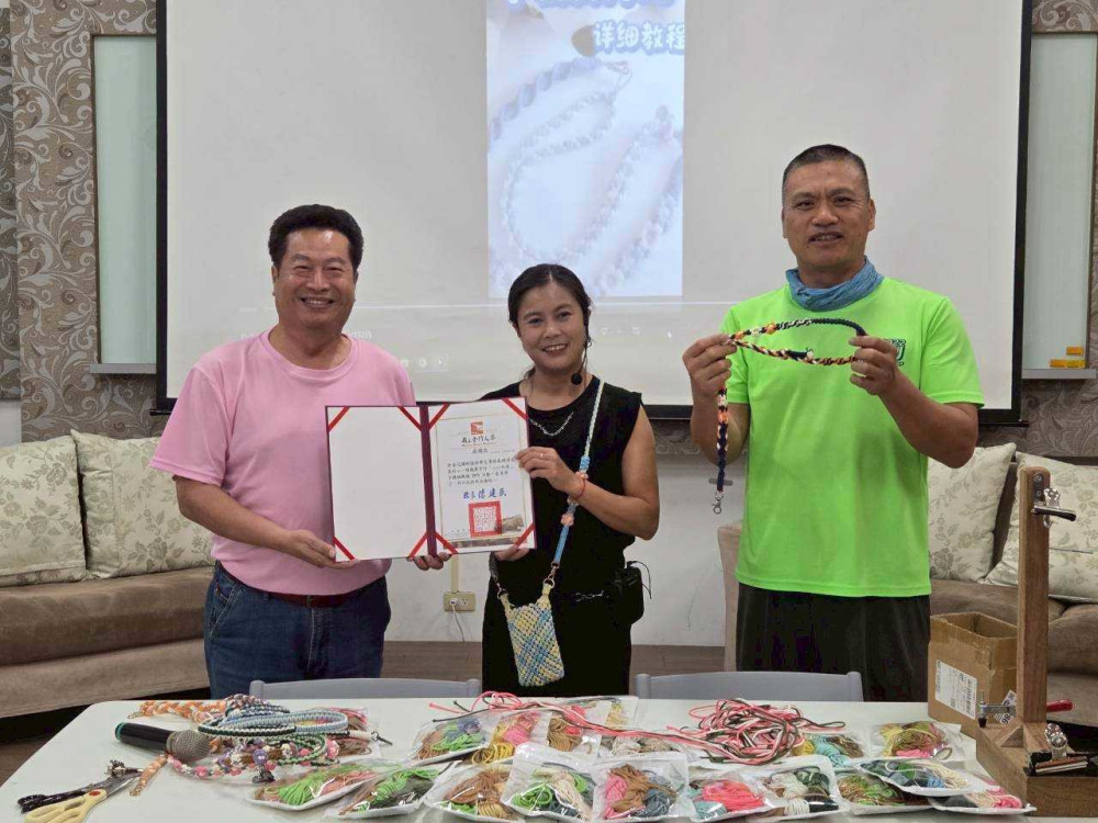 金大師生迎接母親節心相連  編手機掛繩謝親恩