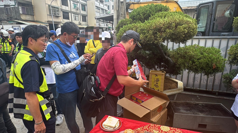 大型遶境跨區登場　前鎮警消全程把關即時制止大量煙火施放