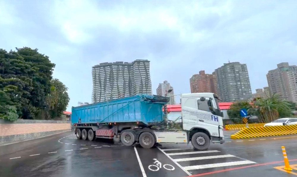 15噸以上大貨車駕駛注意：進出淡江大橋行駛濱海匝道、假日禁行管制請改道