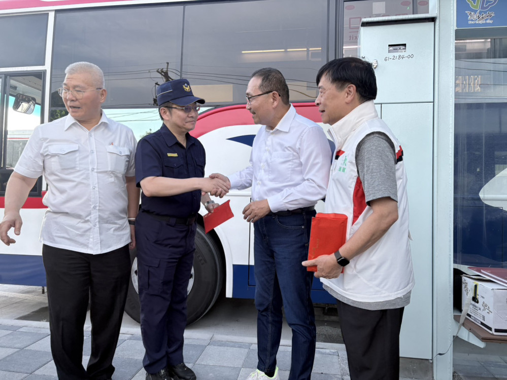 淡江大橋首迎假日人車潮　交通局：持續視現場車流機動調整交通措施