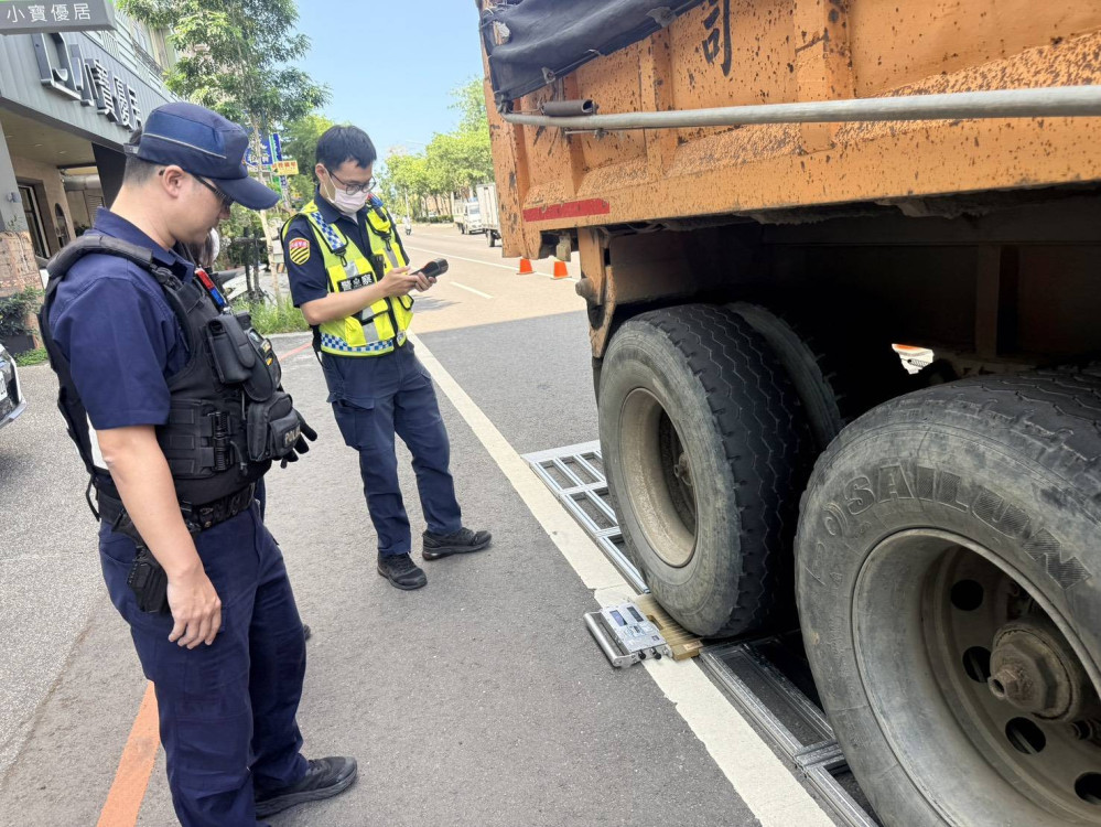 南警執行活動式地磅勤務 強力取締大型車違規