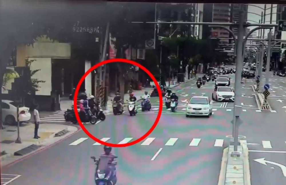 叭一聲引口角！左營男不滿行車遭當街攔車 警即時排解紛爭