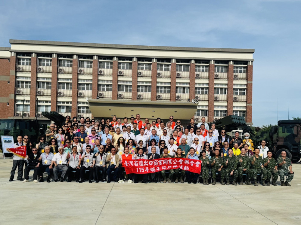 軍人之友社陪同臺灣省進出口公會聯合會端節前臺南駐軍慰勞