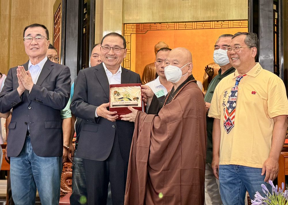 新北祝賀釋迦牟尼聖誕　市長侯友宜走訪土城參香浴佛