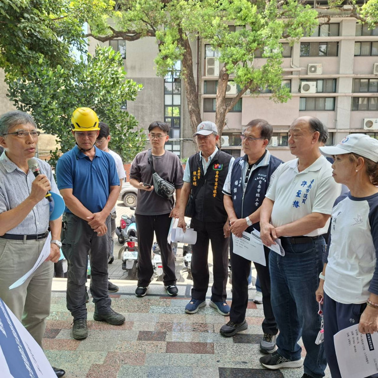 南市議會建設委員會勘查博物館周邊工程 要求人行道10月底前完工