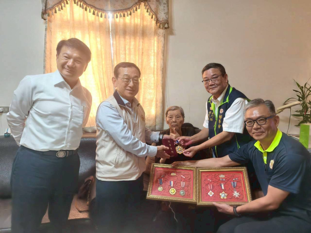 輔導會傅正誠端節前訪慰金門國軍老英雄陶文懋