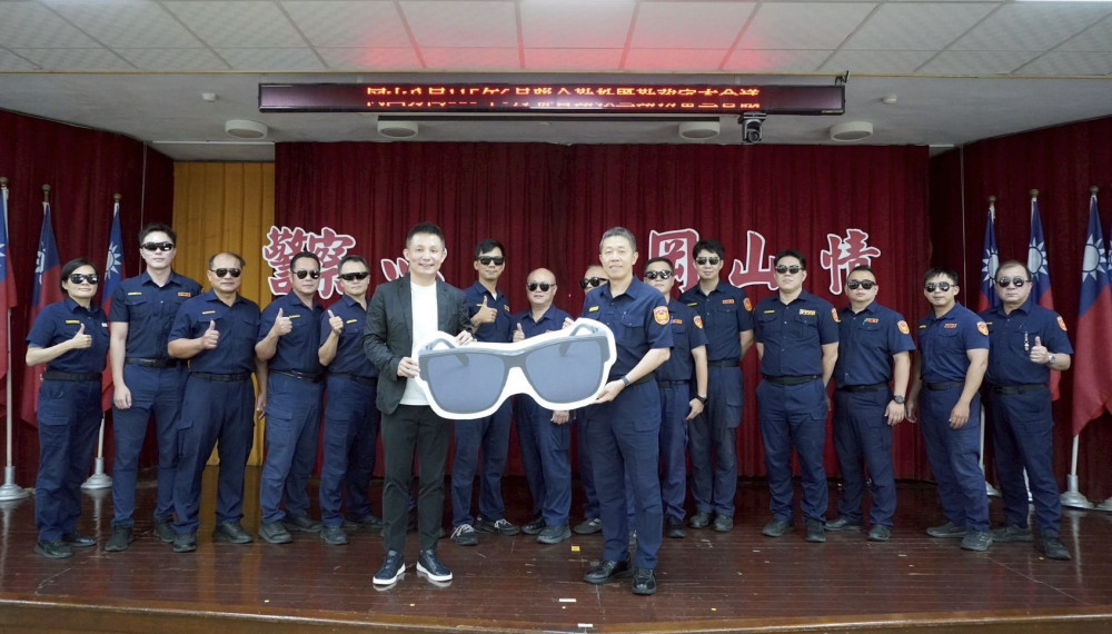 烈日執勤免怕！岡山警友處貼心送太陽眼鏡做最暖後盾