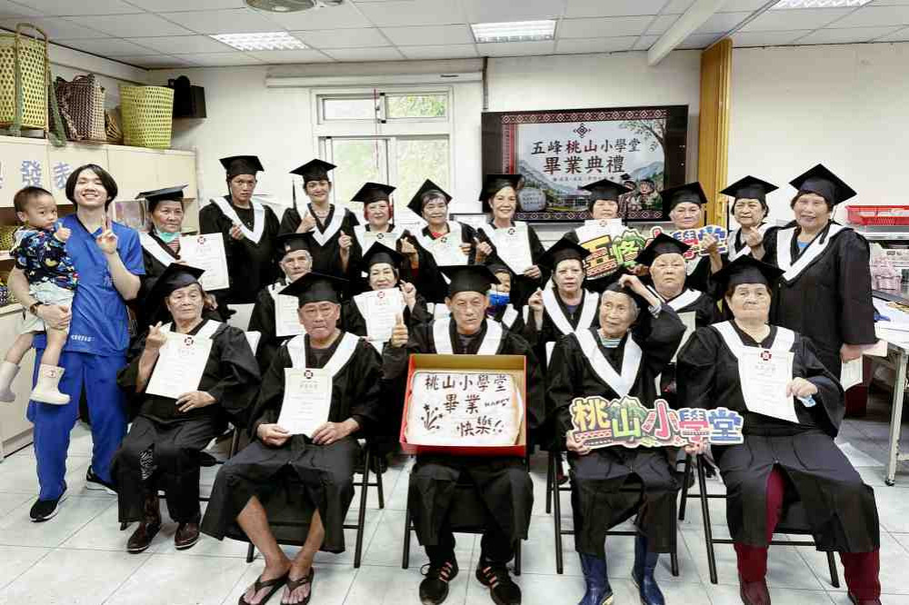 陪部落長者迎向健康老化　新竹馬偕桃山健康小學堂畢典慶祝完成健促課程