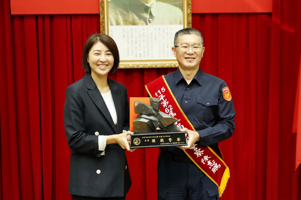 慶祝警察節  許淑華表揚績優員警宣布加薪