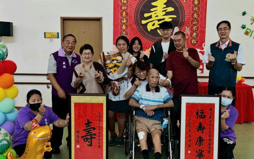 百歲榮民趙爺爺紀壽 屏東榮家歡欣慶生