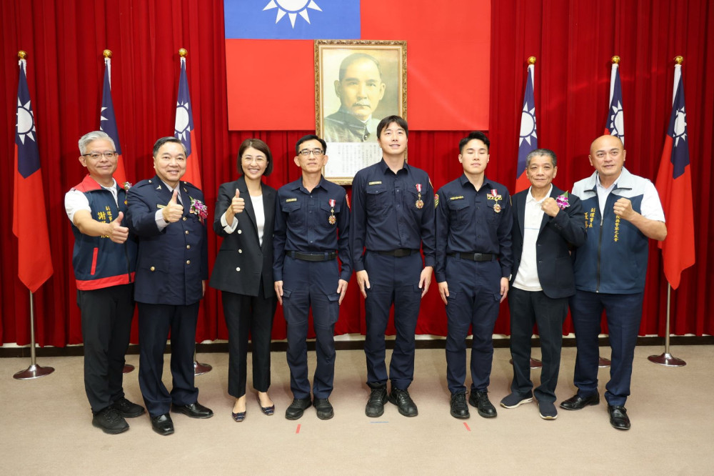 慶祝警察節  許淑華表揚績優員警宣布加薪