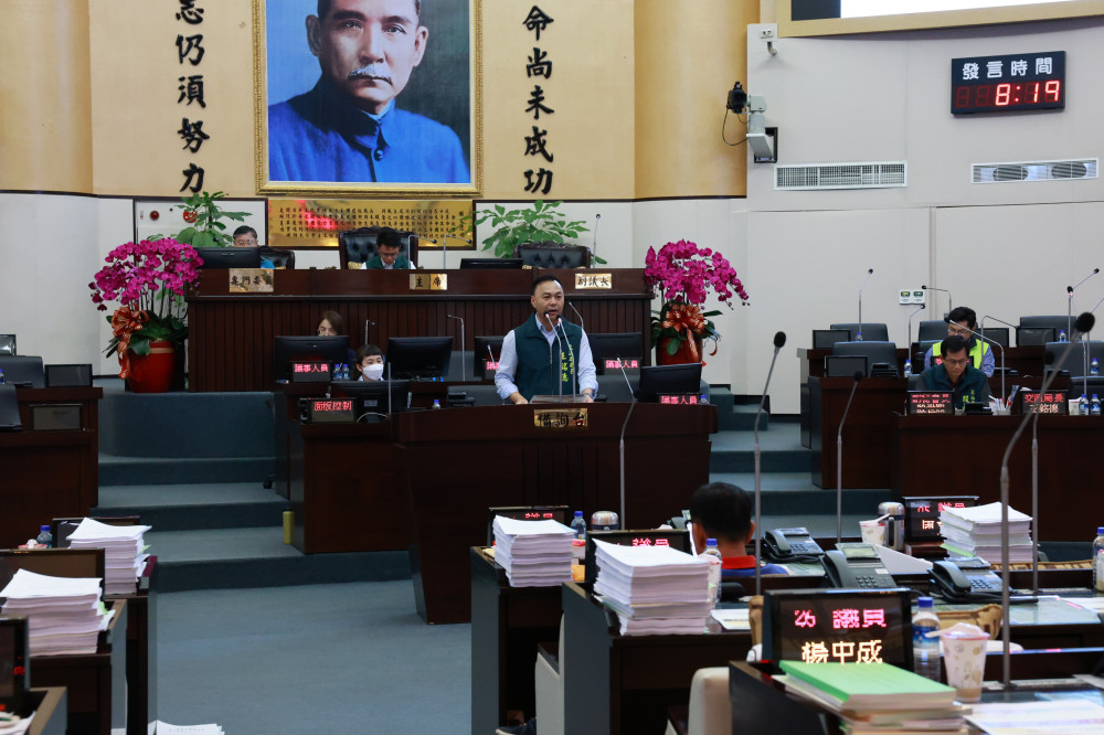 臺南9萬5千名長者面臨換照　南市議會促37區全面推動一站式服務