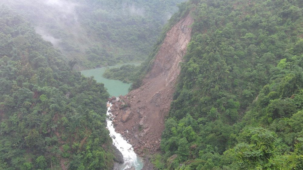 豪雨震碎竹山山頭 加走寮溪驚傳10萬噸堰塞湖