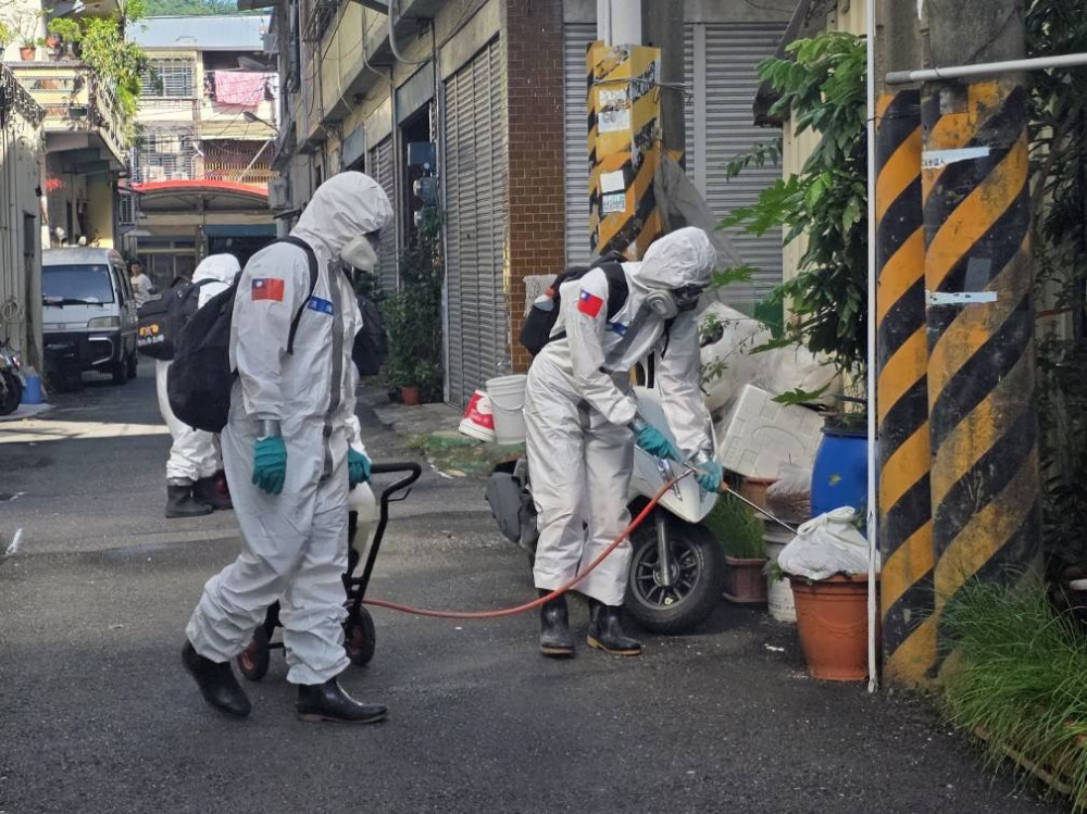 豪雨後防疫刻不容緩！八軍團協助旗山區公所執行環境清消