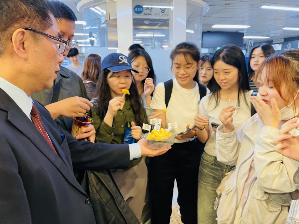 臺南農產進軍首爾地鐵商圈 韓國民眾熱情體驗家鄉味