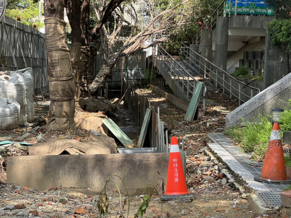 南市議會建設委員會勘查博物館周邊工程 要求人行道10月底前完工