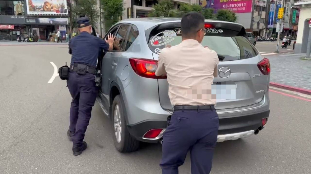 協助民眾解決突發狀況　竹市警民合力將拋錨車輛移至安全處所化解危機