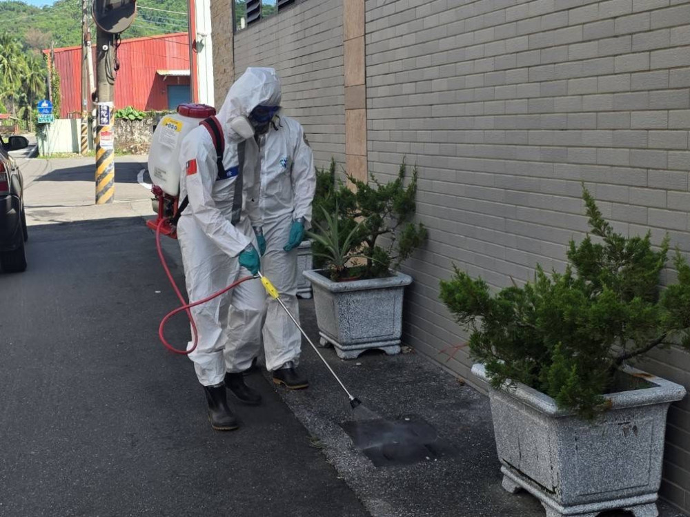 豪雨後防疫刻不容緩！八軍團協助旗山區公所執行環境清消