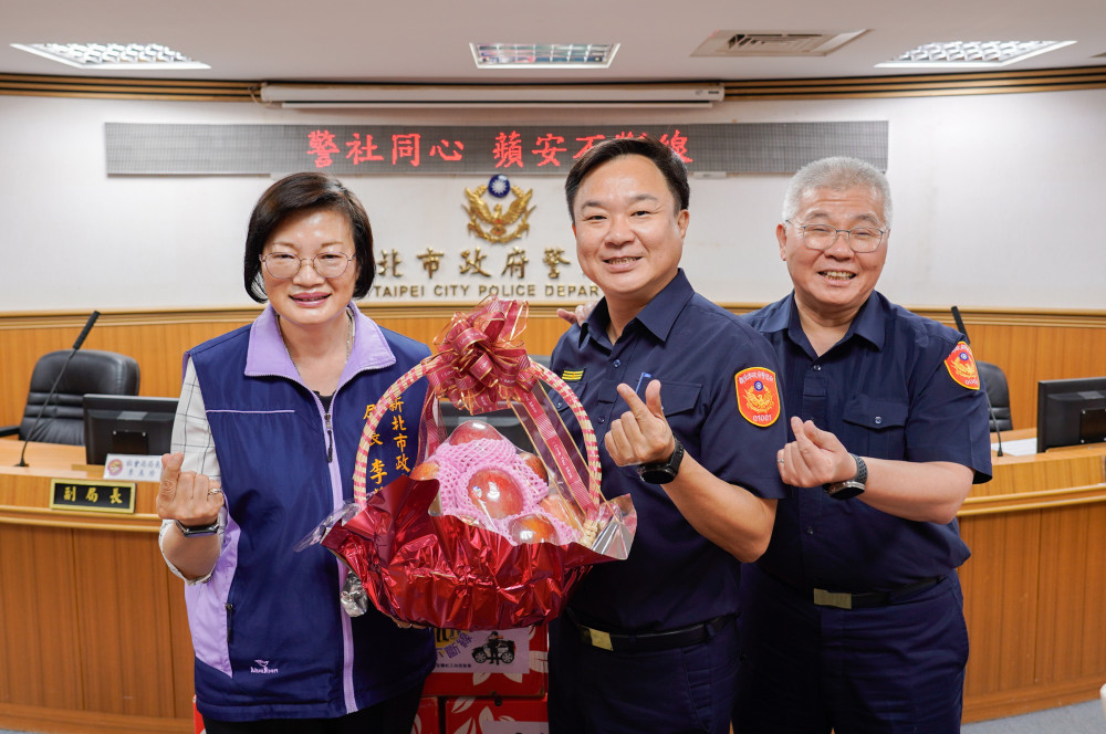 新北市社會局警察節前夕致贈蘋果表謝意　警社攜手共築社會安全網