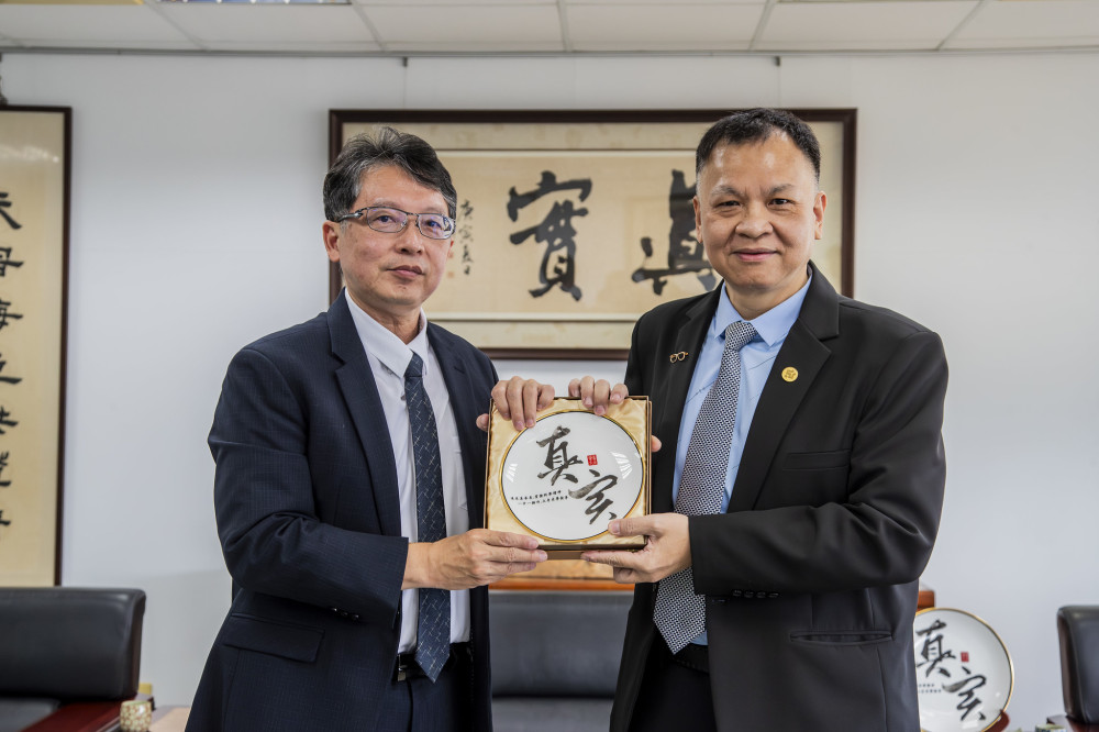 嘉藥之光！吳浩銘傑出校友獲全國模範勞工